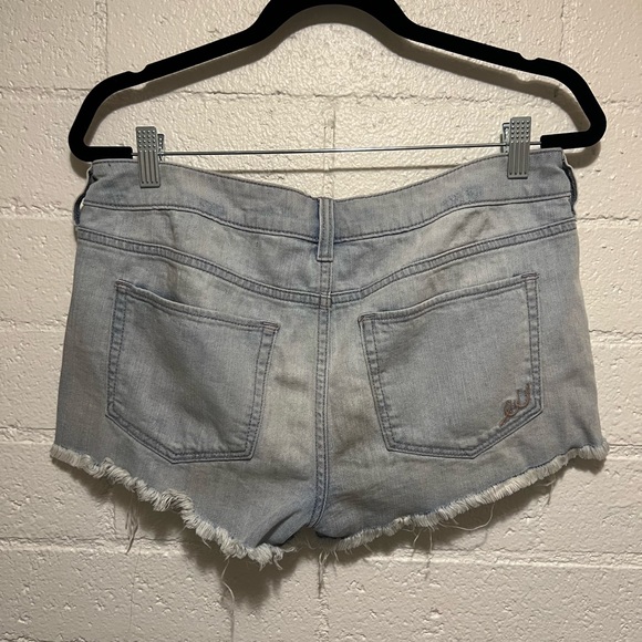 Express Distressed Short - Picture 4 of 6